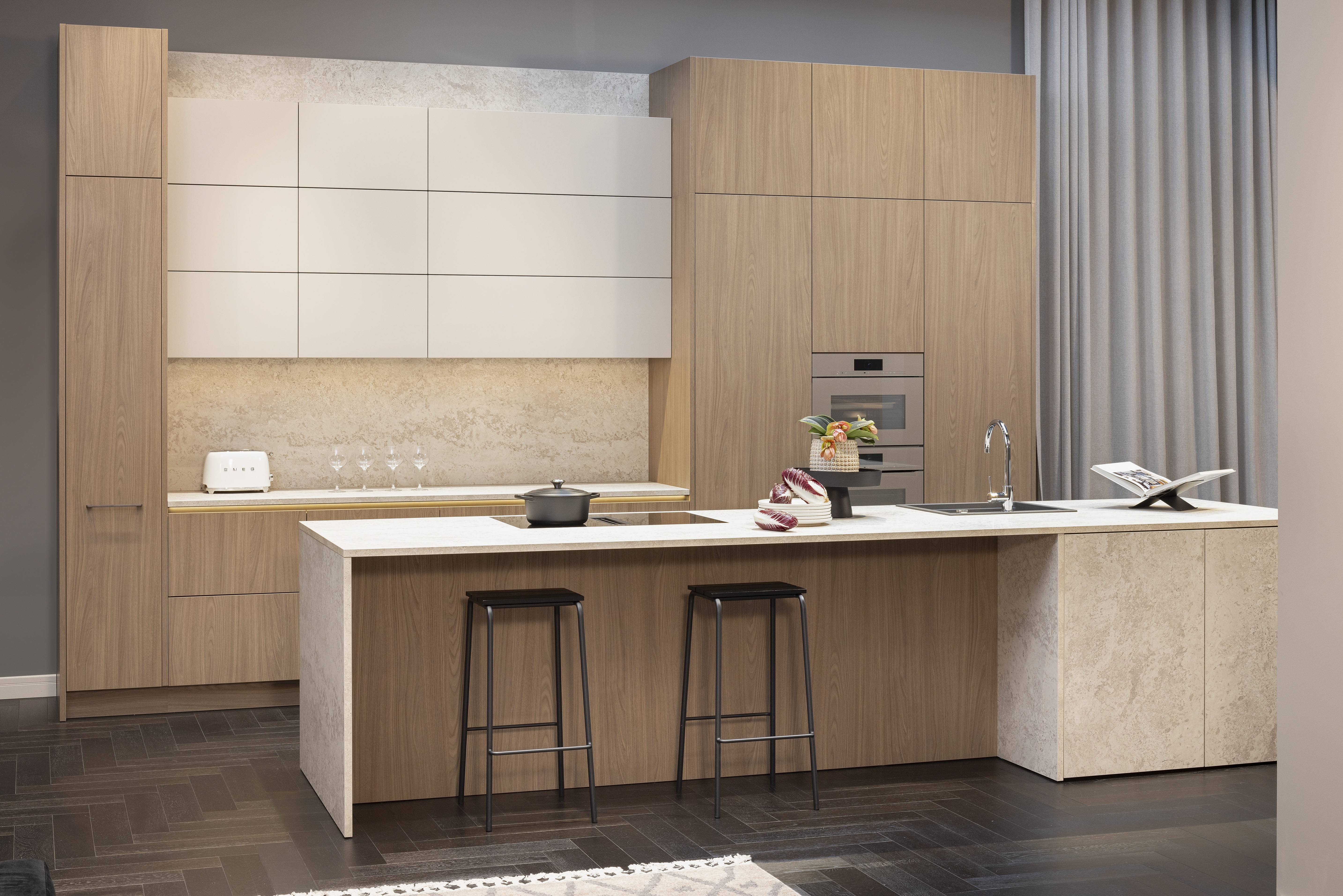 APL: 144 Granit-beige Repro 25 mm Front: AV 2020 Luxor-braun Melaminharzbeschichtung (PUResist, PURemmision) Korpus: 4059 Titan Griff: PTO, Kehlleiste Graphit gebürstet Kehlleiste Graphit gebürstet Geräte: Miele Armatur: Blaupunkt Spüle: Blaupunkt  Features: APL = Nischenrückwand, Griffleiste beleuchtet, Thekenlösung, Oberschrank beleuchtet, Auszüge mit Glas, klare Linienführung auch an den Wangen, Front modern kassettiert, Theke ohne Sockel, architektonische Linienführung, Elektrogeräte Pearlbeige.