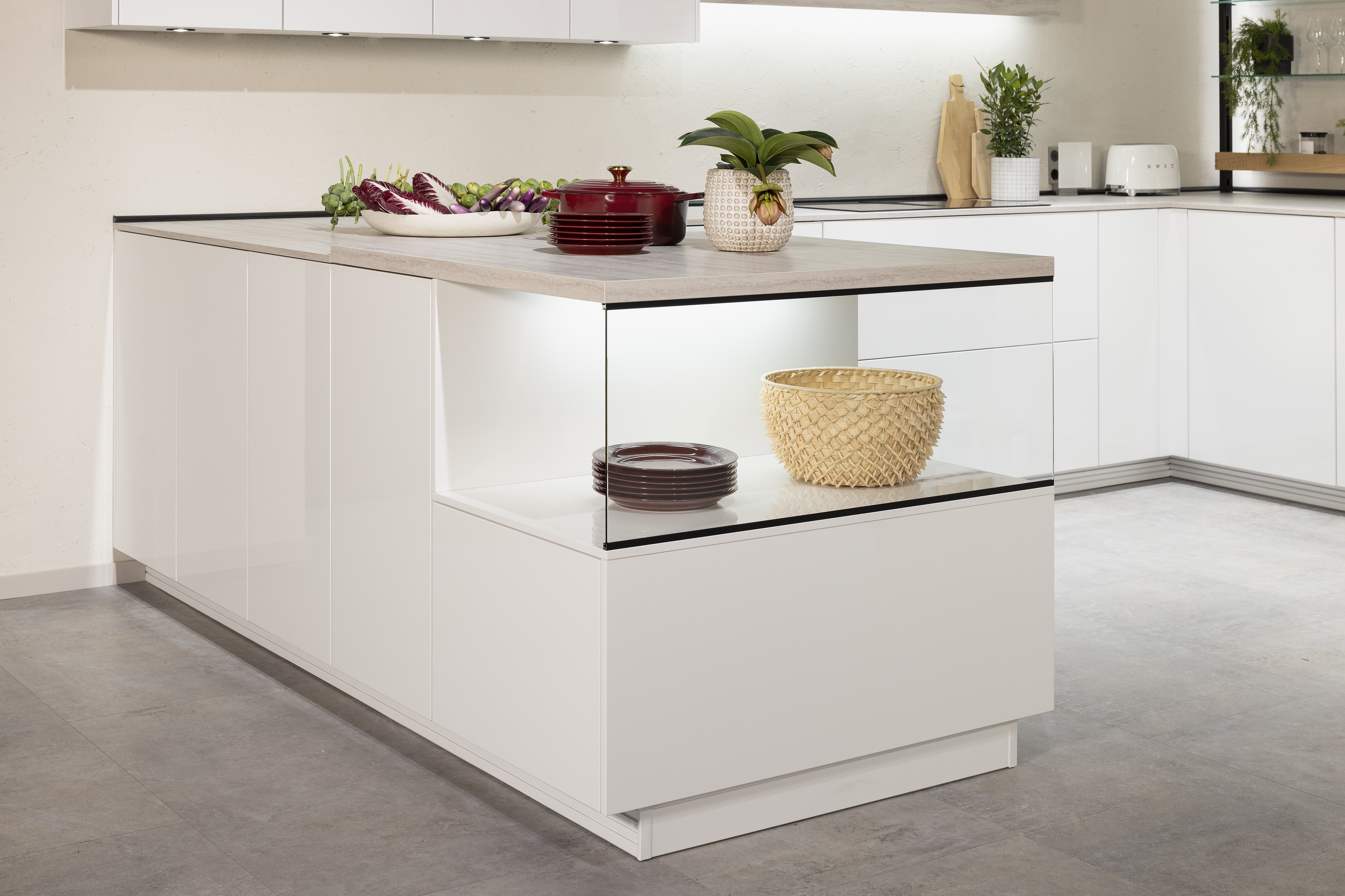 APL: 349 Travertin Sandgrau NB Korpus: 193 Alpinweiß Front: 516 Lack Alpinweiß Hochglanz Griff: Push to open Geräte: Laurus Ofen, Kochfeld Faber Armatur: Gessi Spüle: Elleci  Features: verschiedene Lichtstimmungen (Philips), Vitrinen Beleuchtungen, Aluminium Regal Schwarz mit Lichtblende, Steckdosen, Backofen-Kombi-Lösung, Handtuchhalter, Ecklösung Le Mans Auszug.