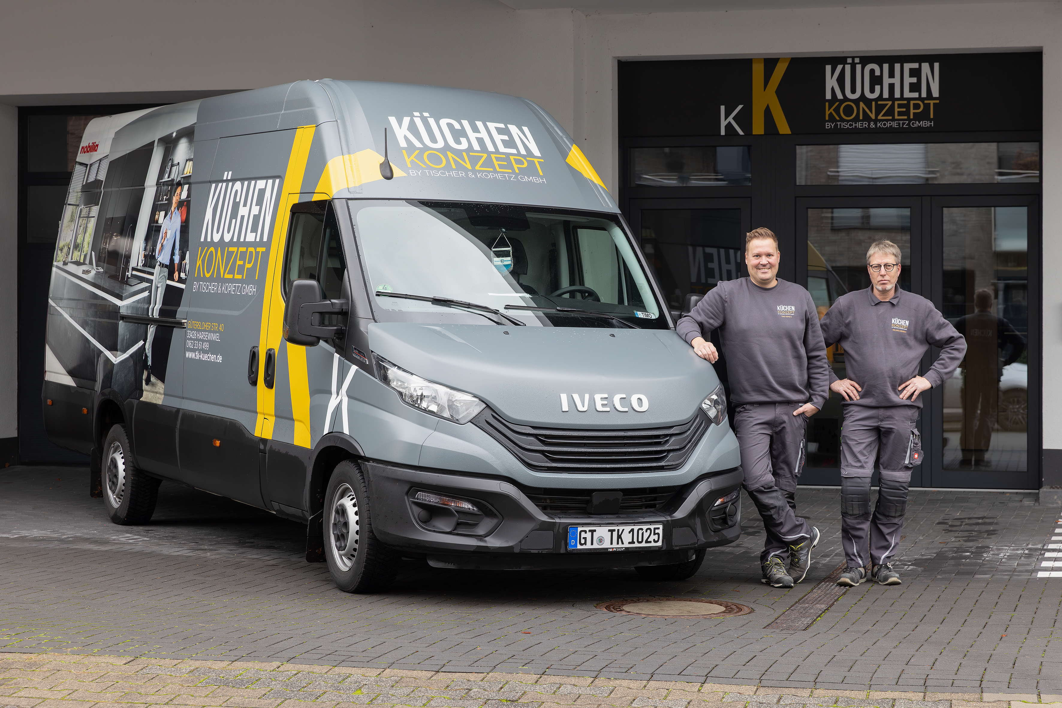 Herr Kopietz neben dem Firmentransporter