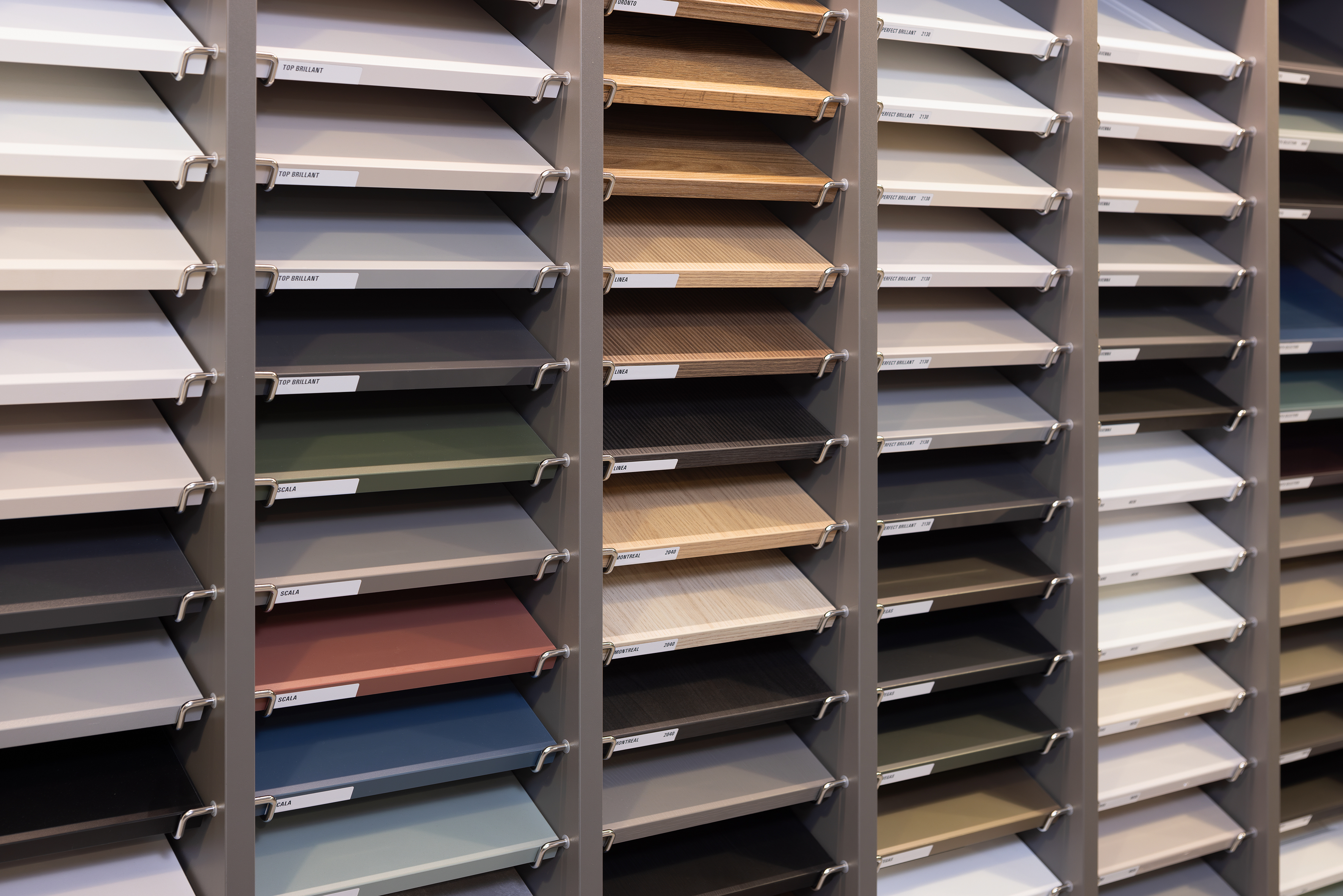 Regale mit Farbmusterproben in verschiedenen neutralen und bunten Tönen