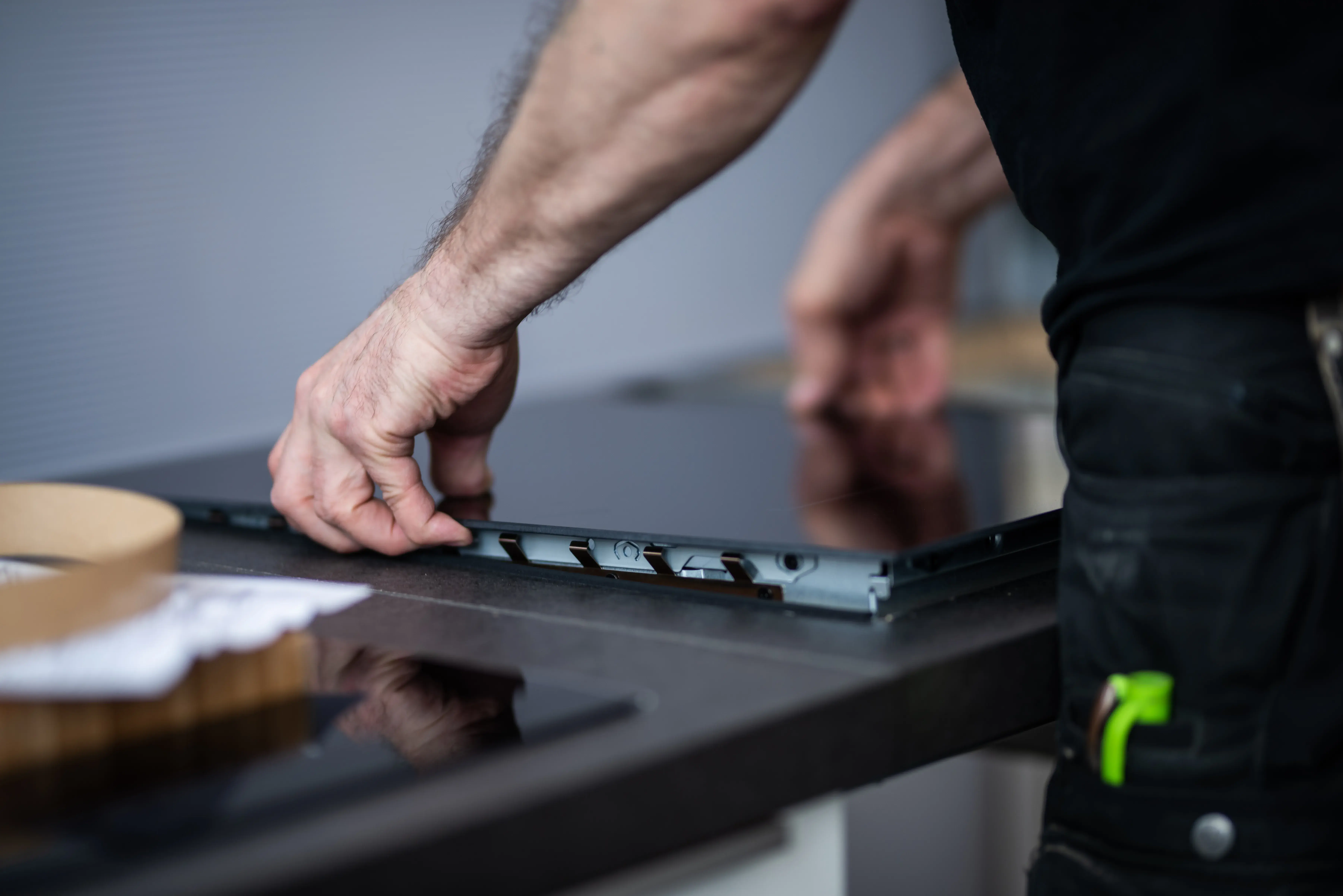 2020_Handwerk_Küchen-Montage_Kochfeld 02