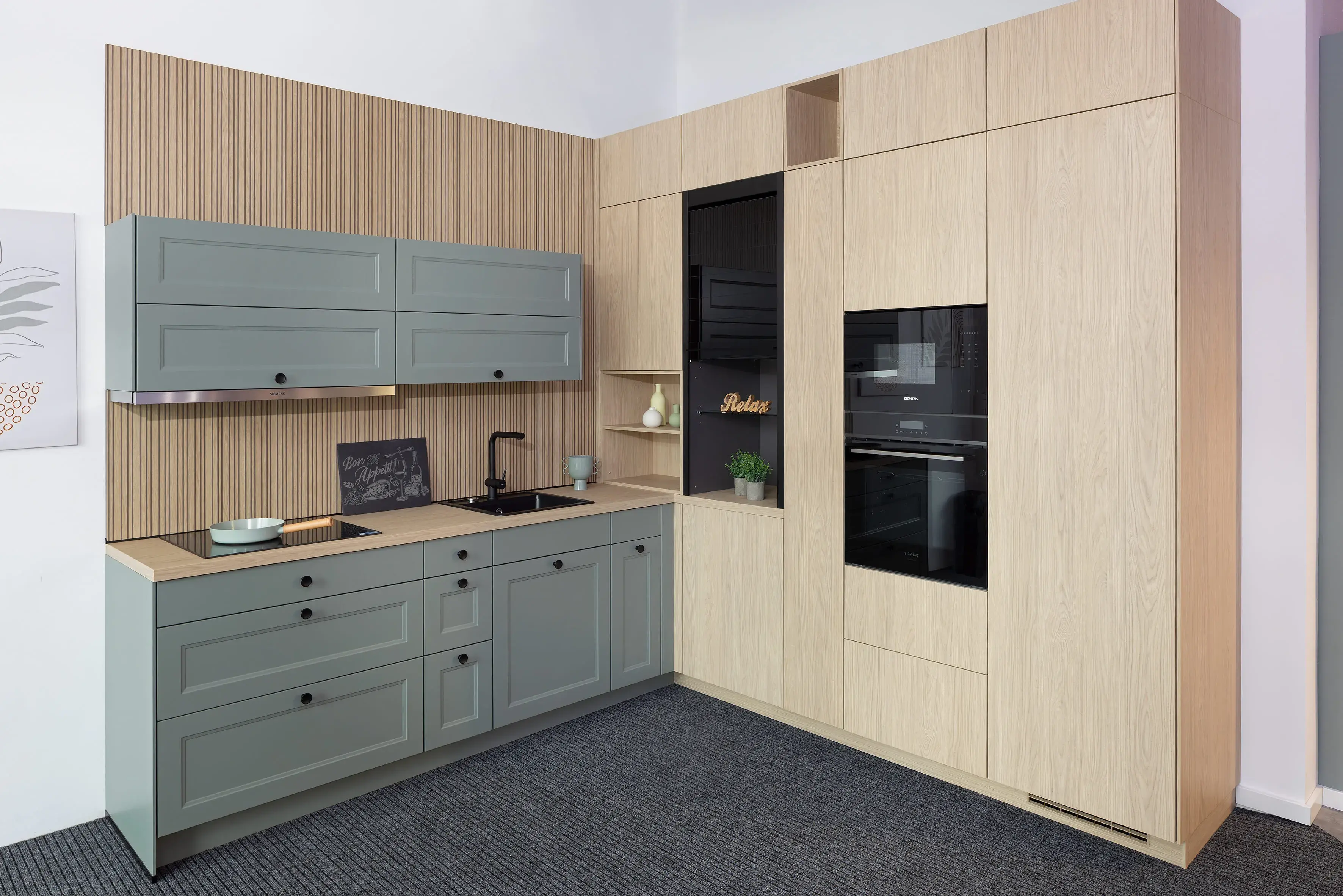 Moderne Einbauküche mit Holzfronten, grauen Unterschränken und schwarzen Geräten.