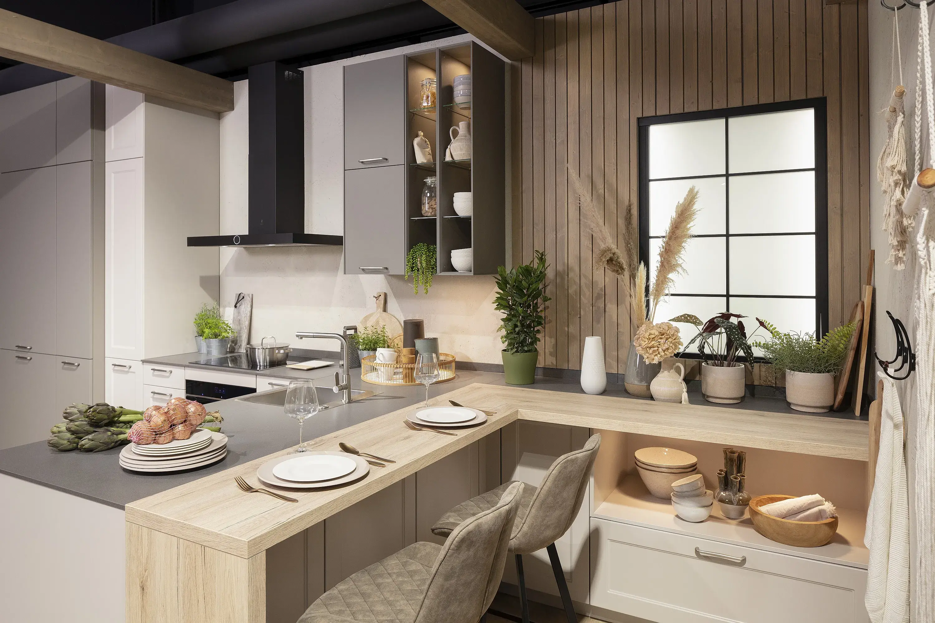 Nobilia Küche mit Thekenaufsatz über Eck als Essplatz in hellem Holz